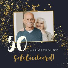 Felicitatiekaart 50 jaar getrouwd goud foto confetti