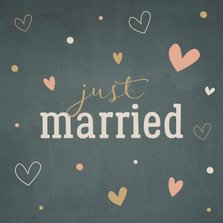 Felicitatiekaart huwelijk met kleurrijk hartjespatroon
