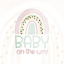 Felicitatiekaart zwangerschap baby on the way met regenboog