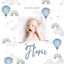 Geboortekaartje jongen foto wolkjes luchtballon regenboog