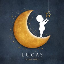 Geboortekaartje met silhouet van een jongen op gouden maan