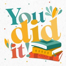 Geslaagd kaart 'You did it!' met stapel boeken