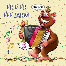 Grappige verjaardagskaart met een dikke beer met accordeon