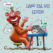 Grappige verjaardagskaart met grappige beer met orgeltje