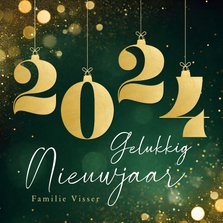 Groene nieuwjaarskaart met hangende cijfers in goud