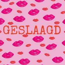 Hippe geslaagd kaart met lipjes / kusjes in rood en roze
