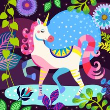 Hippe verjaardagskaart met mooie unicorn in fantasiewereld