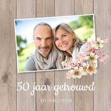 Jubileumkaart huwelijk hout foto bloemen 50 jaar getrouwd