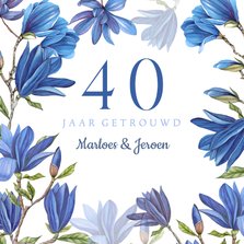 Jubileumkaart met blauwe magnolia bloemen