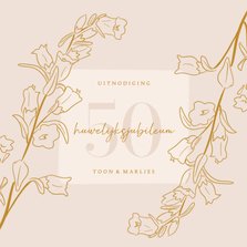 Jubileumkaart met lijnillustratie van bloemen in beige