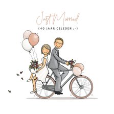 Jubileumkaart op fiets met ballonnen