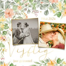 Jubileumkaart vijftig jaar getrouwd bloemenkader met foto's