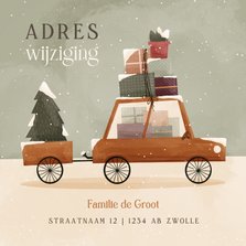 Kerst-verhuiskaartje auto dozen op het dak en kerstboom