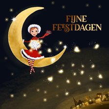 Kerstkaart elf op maan boven dorpje met sprankelende hartjes