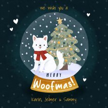 Kerstkaart Merry Woofmas met hondje, kerstboom en sneeuwbol