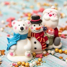 Kerstkaart met de kerstman, een beer en een sneeuwpop