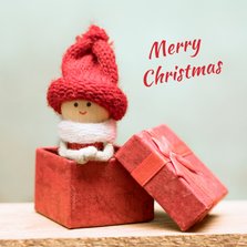 Kerstkaart met een elfje in een rood doosje