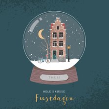 Kerstkaart met illustratie van een sneeuwbol met huisje