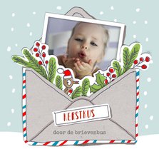 Kerstkaart met kerstkus in een envelopje met foto