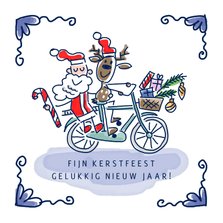 Kerstkaart met kerstman en rendier op de fiets