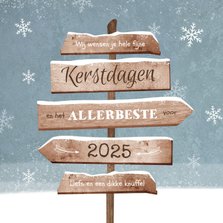 Kerstkaart winter wegwijzers sneeuw