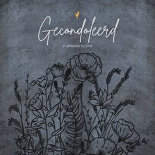 Klassieke condoleancekaart in grijstinten met wilde bloemen