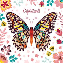 Kleurrijke verjaardagskaart vlinder met bloemen en planten