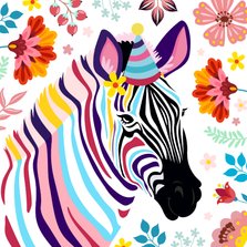 Kleurrijke zebra verjaardagskaart met bloemen