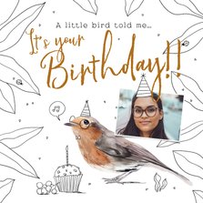 Leuke verjaardagskaart met geïllustreerde vogel en cupcake