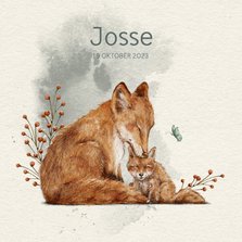 Lief geboortekaartje met kus van grote vos aan kleine vos
