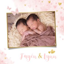 Lief geboortekaartje voor een meisjes tweeling met hartjes