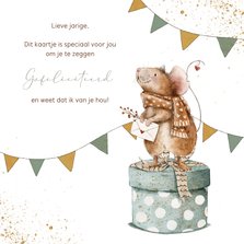Lief verjaardagkaartje met muisje op cadeau