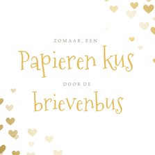 Liefdeskaart papieren kus door de brievenbus met hartjes 