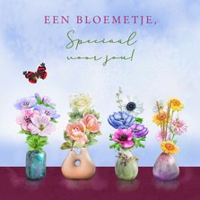 Liefdevolle verjaardagskaart vier vaasjes met bloemen