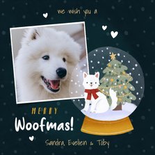 Lieve kerstkaart met foto hond in sneeuwbol en kerstboom