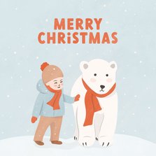 Lieve kerstkaart met jongetje en ijsbeer in de sneeuw