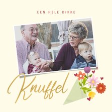 Lieve opa en oma kaart met bosje bloemen, knuffel en foto