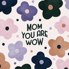 Moederdagkaart stoer 'mom you are wow' met bloemen