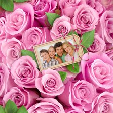 Mooie bloemenkaart met eigen foto tussen roze rozen
