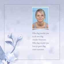 Mooie rouwkaart met bloem op gewassen achtergrond met foto