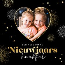 Nieuwjaarskaart liefdevol vuurwerk knuffel goud sterren