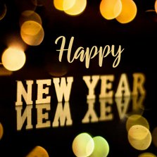 Nieuwjaarskaart met “Happy New Year” in gouden letters