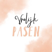 Paaskaart Vrolijk Pasen met zalm-roze achtergrond