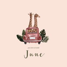 Roze geboortekaartje met illustratie van giraffen in auto