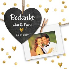 Stijlvol wit bedankkaartje bruiloft met gouden hartjes