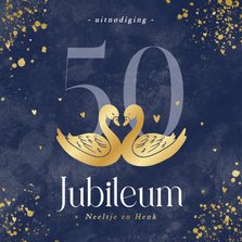 Stijlvolle blauwe 50 jubileum uitnodiging met gouden zwanen 