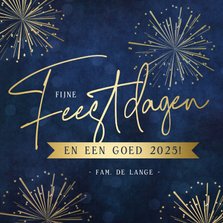 Stijlvolle donkerblauwe kerstkaart met goudlook vuurwerk