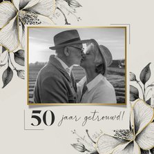 Stijlvolle felicitatiekaart 50 jaar getrouwd bloemen goud