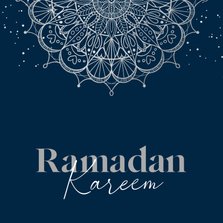 Stijlvolle kaart Ramadan Kareem zilver blauw patroon