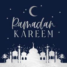 Stijlvolle kaart Ramadan Kareem zilveren stad maan sterren